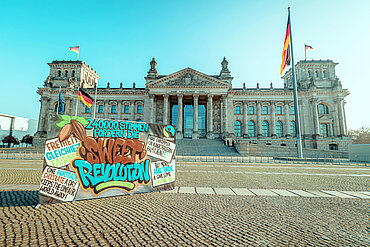 Die "Wall of Fair" vor dem Berliner Reichstagsgebäude