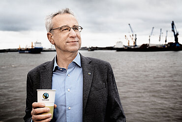 Dieter Overath am Hamburger Hafen. Bild: Jim Rakete 