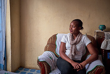 Blumenarbeiterin Esther Juma in ihrem Haus in Kenia. Bildnachweis: Fairtrade Deutschland / Tobias Thiele