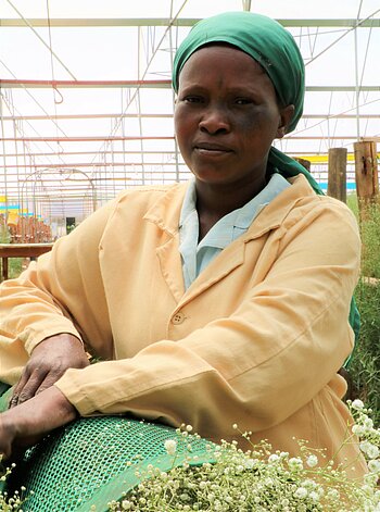Mary bei der Arbeit auf der Tambuzi Rosenfarm