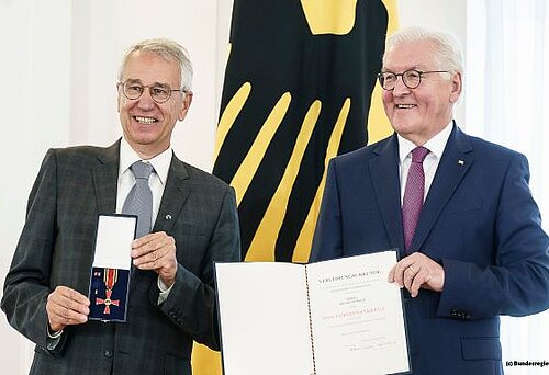 Dieter Overath, ehemaliger CEO von Fairtrade Deutschland, erhält das Bundesverdienstkreuz von Bundespräseident Frank Walter Steinmeier