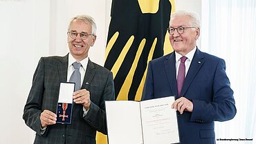 Dieter Overath, ehemaliger CEO von Fairtrade Deutschland, erhält das Bundesverdienstkreuz von Bundespräseident Frank Walter Steinmeier