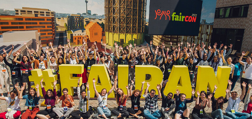 Teilnehmer*innen der Faircon 2022 auf dem Dach des EUREF Campus in Berlin