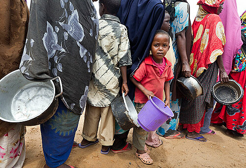 Menschen stehen für Essen an in einem Flüchtlingslager in Mogadischu (Copyright: Christoph Püschner/ Diakonie Katastrophenhilfe)