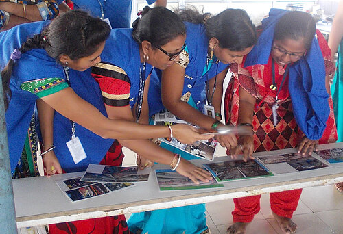 Teilnehmerinnen einer Schulung in Indien. Bilder: Fairtrade Asia and Pacific (NAPP)