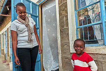 Esther Nyambura Juma mit ihrer Tochter. Bild: TransFair e.V.