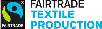 Siegel für Fairtrade-Textilien mit Erleuterungstext, inwiefern sich die Hersteller für bessere Arbeitsbedingungen einsetzen.