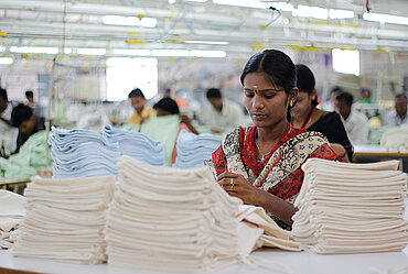 Arbeiterin in Textil-Fabrik