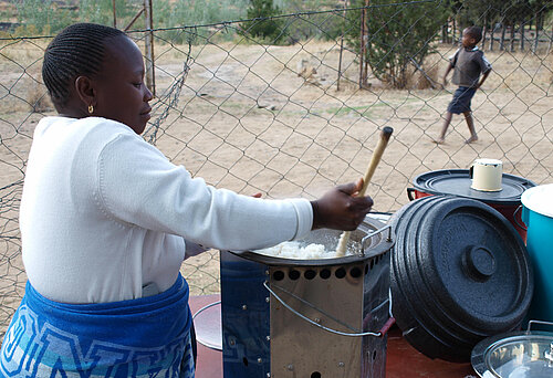 Frau in Lesothos mit neuem Kocher