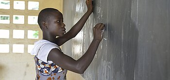 Schülerin einer von der Fairtrade-Prämie finanzierten Schule der Kakao-Kooperative ECOOKIM aus der Elfenbeinküste