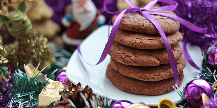 weihnachtliche Dekoration und Cookies