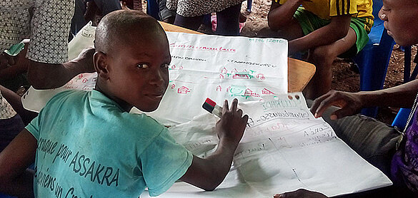 Jugendliche bei einem Workshop in der Elfenbeinküste