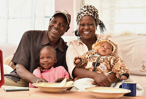 Zeddy Rotich daheim mit ihrem Ehemann Pius Rotich und ihren Kindern Precious und Gideon. Sie ist eine der Teilnehmerinnen des Projekts Women in Coffee, das Fairtrade in Kenia durchführt.