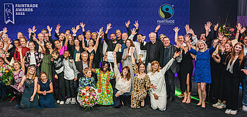 Gruppenfoto Fairtrade Awards 2022 Gewinner*innen, Laudator*innen und Moderatorin Anke Angelke
