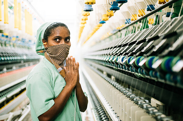 Arbeiterin in einer Textilfabrik