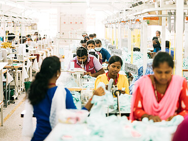 Arbeiter*innen in einer indischen Textilfabrik. 