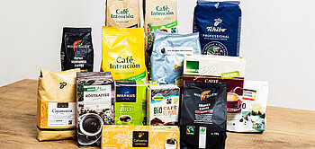 Eine Auswahl an Fairtrade-Kaffee steht auf einem Tisch.