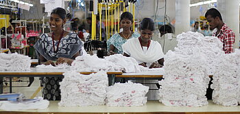 Näherinnen arbeiten mit Fairtrade-Baumwolle in Indien