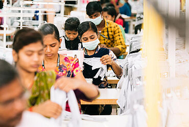 Frauen in einer Fairtrade-zertifizierten Textilfabrik Bild: TransFair e.V. / Christoph Köstlin