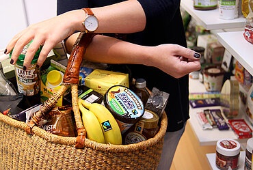 Einkaufskorb mit Fairtrade-Produkten © Miriam Ersch