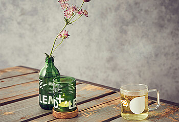 Blumenvase und Kerzenhalter aus recyleter Lemonaid-Flasche