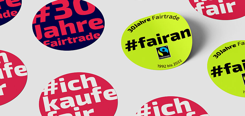 Fairtrade-Sticker liegen auf einem Tisch.