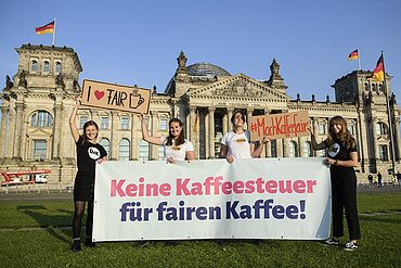 Protestaktion für fair geahndeten Kaffee vor dem Deutschen Bundestag.