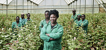 Auf Rosenfarmen in Kenia arbeiten zum größten Teil Frauen. Agnes Chebii (vorne) leitet das Gender-Komitee der Farm Ravine Roses. Fotograf: Christoph Köstlin