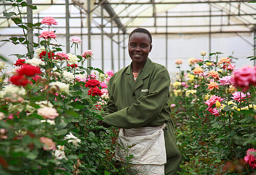 Patricia Awino auf der Waridi Limited flower farm