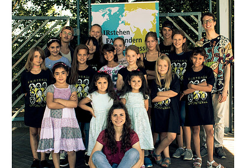 Die am Projekt beteiligten Künstler, Kinder und Jugendlichen. © Faitrade-Gemeinde Gröbenzell 