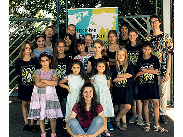 Die am Projekt beteiligten Künstler, Kinder und Jugendlichen. © Faitrade-Gemeinde Gröbenzell 