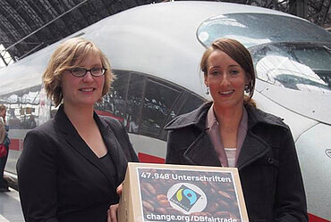 Melanie Weigel mit Jelka Braden Behrens und Unterschriften-Box