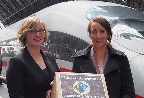 Melanie Weigel mit Jelka Braden Behrens und Unterschriften-Box